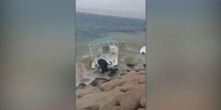 إجلاء 13 سائحا و2 من طواقم قارب جنح في خليج العقبة