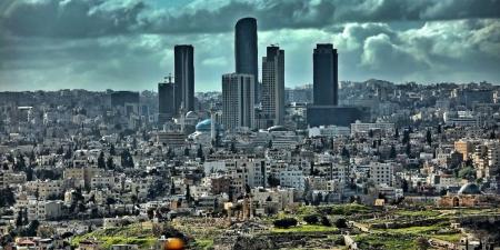 أجواء غائمة وأمطار خفيفة إلى متوسطة بمختلف المناطق