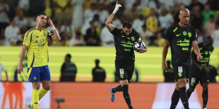 اشتباك بالأيدي بين لاعبي الاتحاد والنصر بعد نهاية المباراة.. وبنزيما يتدخل - الأول نيوز