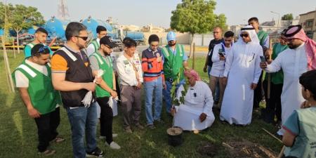 شاهد.. مزارع يوزع شتلات مثمرة مجانًا دعمًا لـ ”السعودية الخضراء“
