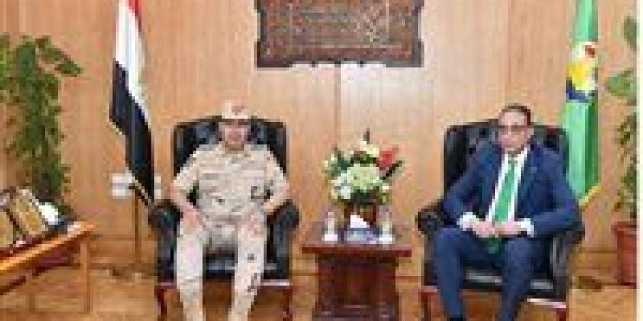محافظ الفيوم يبحث مع قائد قوات الدفاع الشعبي والعسكري سبل التعاون المشترك وتعزيز جهود التنمية