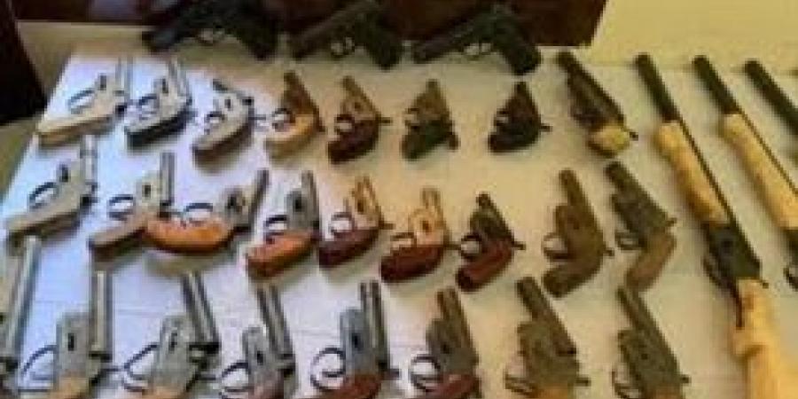 مداهمة ورشه لتصنيع الاسلحه الناريه في البحيره