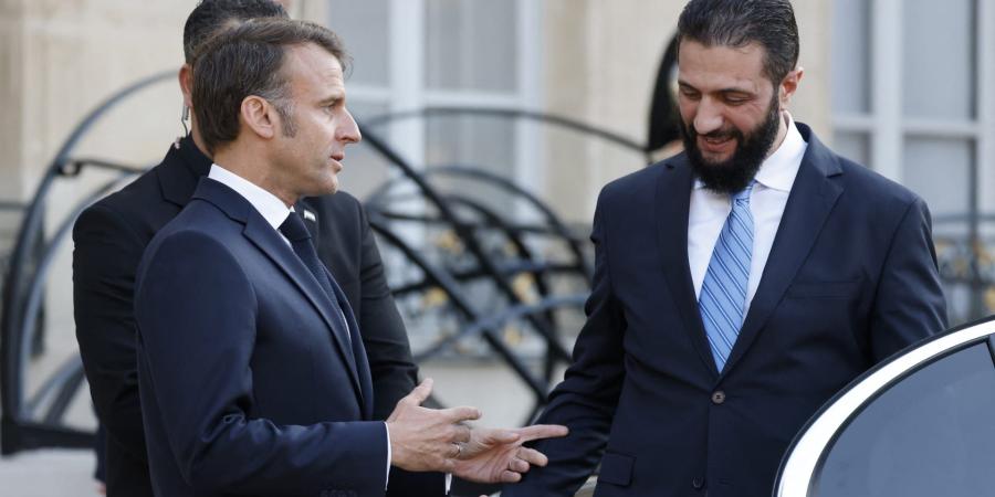 سوريا.. تحليل لغة الجسد للرئيس أحمد الشرع وماكرون بلقائهما في باريس يشعل تفاعلا - الأول نيوز