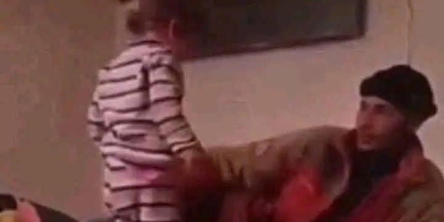 "كنت أمزح"... السجن 19 عاماً لأب سوري عنّف طفلته بوحشية