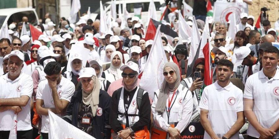 بأكفان رمزية.. الهلال الأحمر الفلسطيني يطالب بحماية الطواقم الطبية