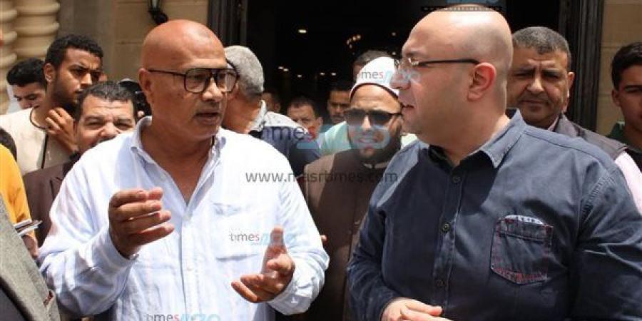 عقب أدائه صلاة الجمعة.. محافظ بني سويف يستمع لشكاوى المواطنين