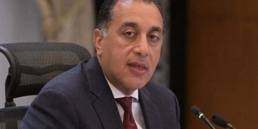 عاجل.. رئيس الوزراء يستقل الأتوبيس الترددي لتفقد التشغيل التجريبي