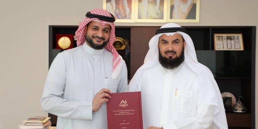 رئيس مجلس الأوقاف السنية يتسلم رسالة الماجستير من الموظف خالد محمد عبدالقادر خنجي