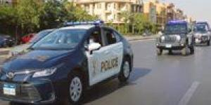 سرقة بالإكراه.. بلطجية يعتدون على مواطن بسلاح أبيض (فيديو)