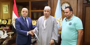 تسلّم 12 عقد تقنين أراضي أملاك دولة للمستفيدين من المواطنين بكفر الشيخ