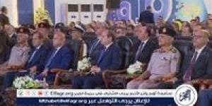 الرئيس السيسى يشاهد فيلما تسجيليا عن دعم عمال مصر