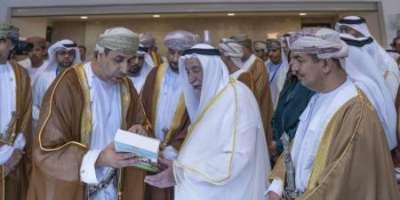 موسوعة سلطان تخطف الأنظار في معرض مسقط للكتاب