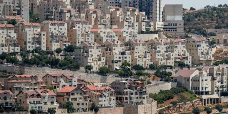 الاحتلال الإسرائيلي يشق طرقًا لربط مدنها بمستوطنات الضفة