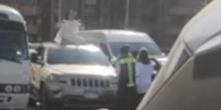 مصر.. فيديو ما فعلته فتاة فوق سيارة وسط كوبري أكتوبر يشعل تفاعلا والأمن يرد - الأول نيوز