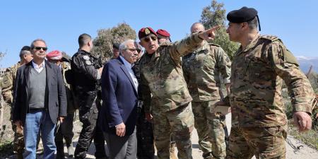 الجيش اللبناني يعلن تسلمه فلسطينيين من حماس يشتبه بإطلاقهما صواريخ على إسرائيل - الأول نيوز