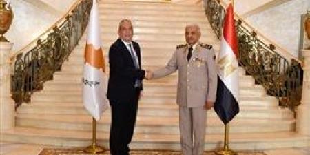 الفريق أول / عبدالمجيد صقر القائد العام للقوات المسلحة يلتقى وزير الدفاع القبرصى