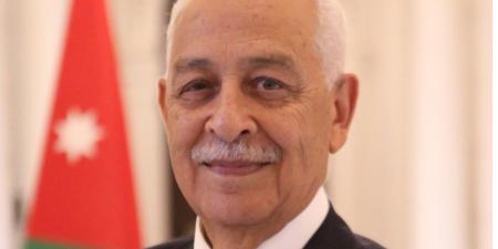 العيسوي ينقل للوزير الأسبق ارشيدات تمنيات الملك وولي العهد له بالشفاء العاجل