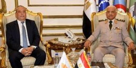 الفريق أول عبد المجيد صقر القائد العام للقوات المسلحة يلتقى وزير الدفاع القبرصى
