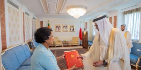 وزير الخارجية يتسلم نسخة من أوراق اعتماد سفير سريلانكا المعينة لدى البحرين