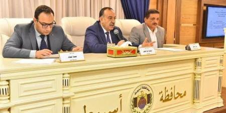 محافظ أسيوط يشهد توزيع مساعدات لمركز الأطفال المعثور عليهم بمديرية الصحة