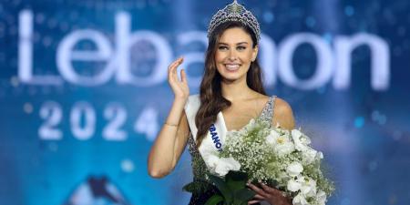 "وصونا"..هكذا بدت ملكة جمال لبنان ندى كوسا بمطار بيروت قبل رحلتها إلى الهند - الأول نيوز