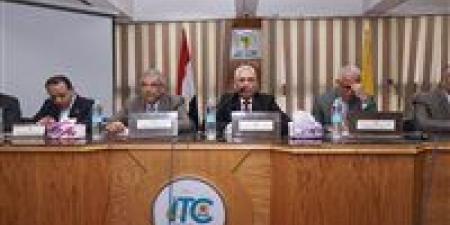 رئيس جامعة المنيا يناقش سير العمل وآليات تحسين وتطوير الأداء الإداري بقطاعي التعليم والمستشفيات