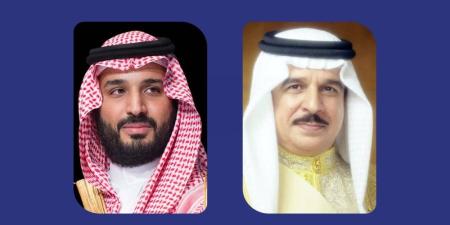 الملك يتلقى اتصالاً هاتفيًا من ولي العهد السعودي