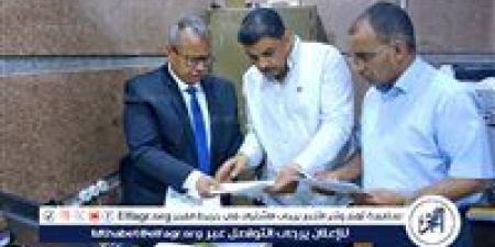 السكرتير المساعد فى أولى جولات يتفقد المراكز التكنولوجية لخدمة المواطني بسوهاج