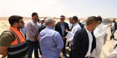 وزير الإسكان يبدأ جولة لمتابعة مشروعات الساحل الشمالي الغربي ويتفقد أعمال الطرق والمرافق والكهرباء بمنطقة رأس الحكمة