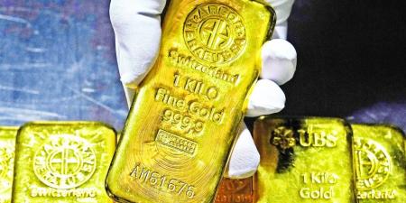 الذهب يهبط دون 3300 دولار في بداية تعاملات الأسبوع