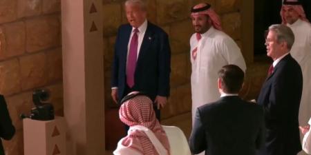 شاهد | ولي العهد يصطحب الرئيس ترامب في جولة بالدرعية