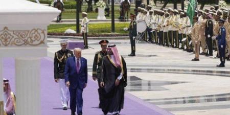 لماذا استبدلت السعودية السجادة الحمراء في مراسم استقبال ترامب؟.. ( تفاصيل)