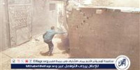 "كان بيدافع عن مخالفته" رئيس مركز منفلوط بأسيوط ينقذ مواطن من الموت أسفل عجلات اللودر أثناء تنفيذ قرار ازالة