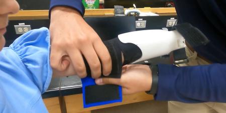 وُلدت أخته الصغيرة من دون ذراع فحوّل مشروع تخرّجه الجامعي هدية لها.. ما هي؟ - الأول نيوز