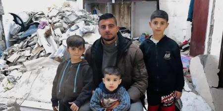 في غزة.. أب ذهب يبحث عن ملاذ آمن ليجد عائلته تحت الأنقاض (فيديو)