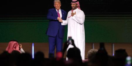 رأي.. بشار جرار يكتب عن جولة ترامب الخليجية: بين قبضتي رئيسين - الأول نيوز