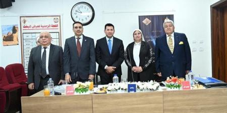 وزير الرياضة يناقش رسالة الدكتورة داليا عزام للحصول على زمالة كلية الدفاع الوطني