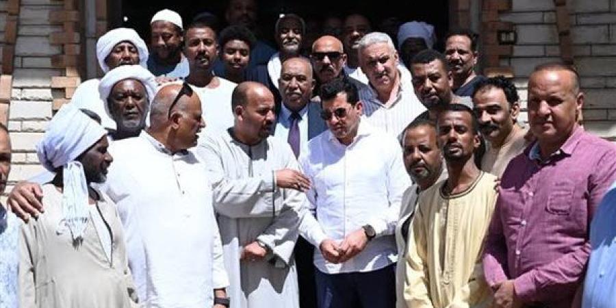 وزير الشباب والرياضة يلتقي مشايخ العبابدة بمدينة دراو بأسوان لبحث المتطلبات