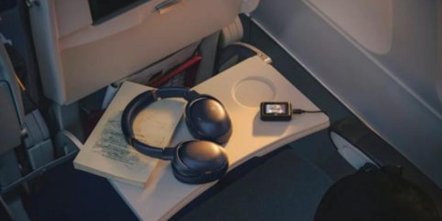 شركة JBL تطلق سماعات لعشاق السفر بتقنية صوت لاسلكي للطائرات