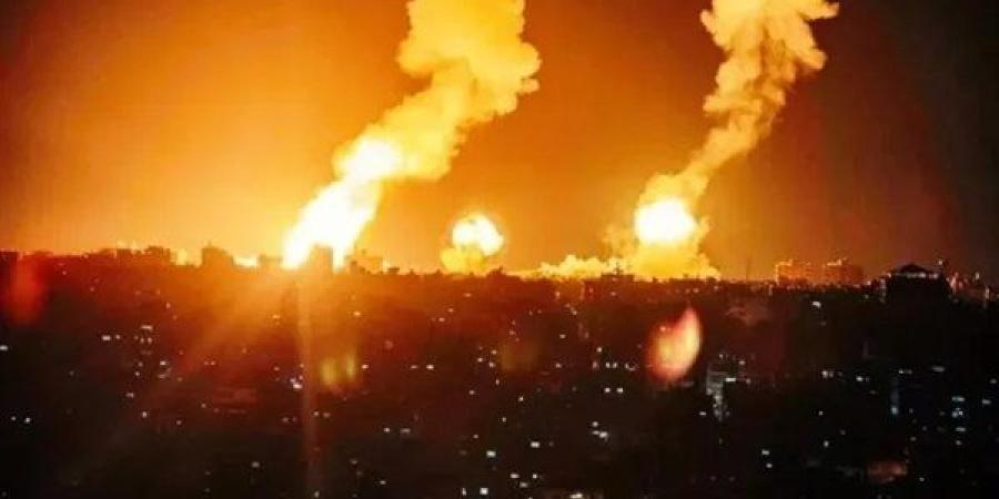 الطيران الأمريكي يشن غارات على مواقع حوثية وميناء نفطي في اليمن