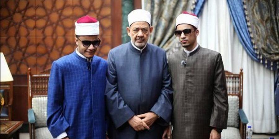 شيخ الأزهر يستقبل والدة الطالب محمد حسن رفقة أولادها.. ويؤكد: أم مثالية