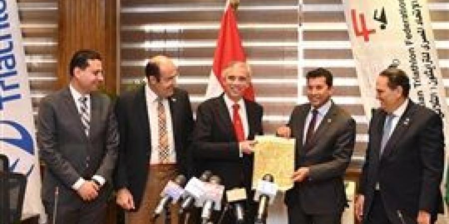 وزير الرياضة يشهد المؤتمر الصحفي للإعلان عن البطولات العربية والإفريقية للترايثلون بالجلالة