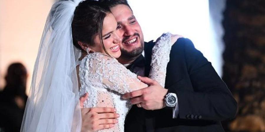 تألقت كالأميرات بفستان استغرق 5 شهور.. نجوم الفن يحتفلون بزفاف رنا رئيس ويسري