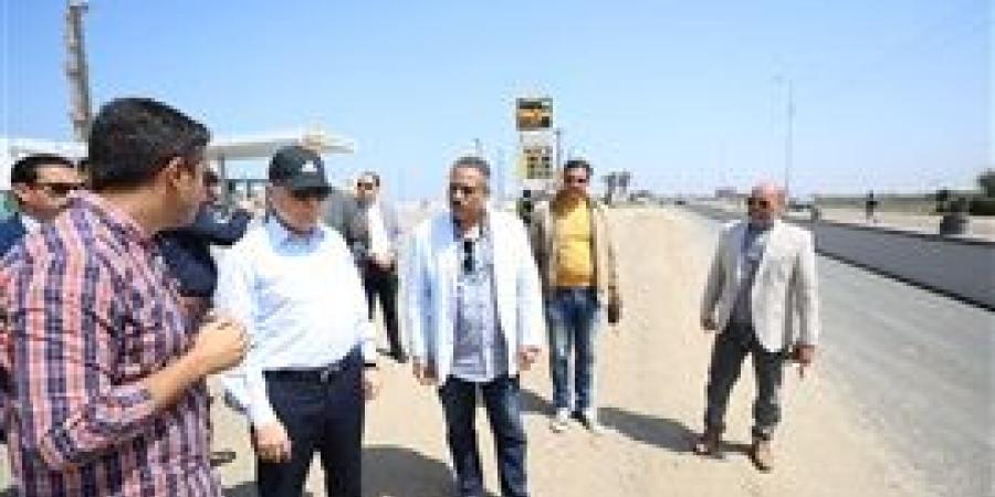 محافظ كفر الشيخ يتفقد أعمال الرصف برافد الطريق الدولي بنطاق الرياض
