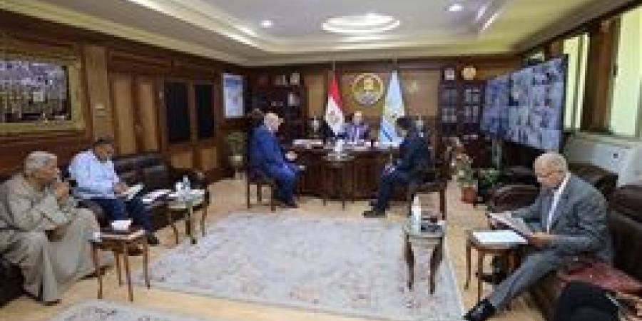 محافظ كفر الشيخ يناقش عدد من الملفات ومشاكل الدوائر مع أعضاء مجلسي النواب والشيوخ