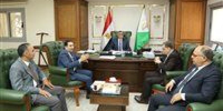 محافظ الجيزة يلتقي بأعضاء اللجنة العليا لتراخيص المحال لتحديث المنظومة