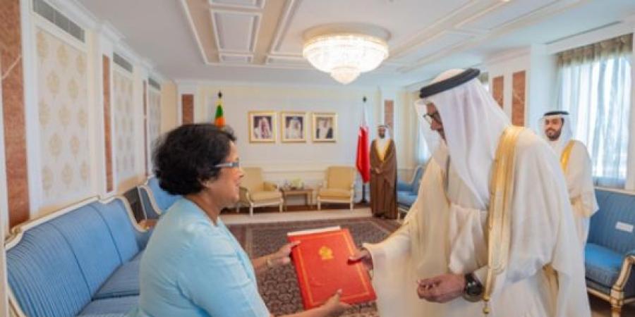 وزير الخارجية يتسلم نسخة من أوراق اعتماد سفير سريلانكا المعينة لدى البحرين