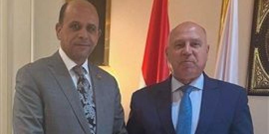 نائب رئيس الوزراء يبحث مع نشأت فؤاد عباس ومحمود الضبع تنمية المنطقة الصناعية بغرب طهطا