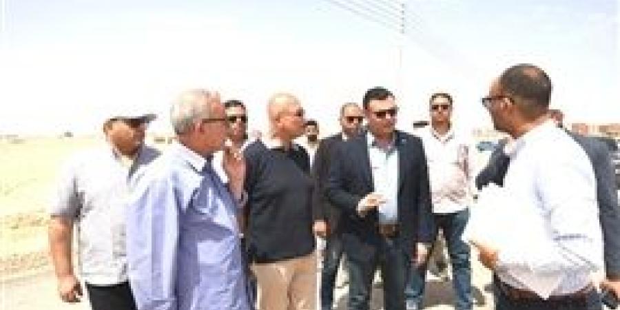 وزير الإسكان يبدأ جولة لمتابعة مشروعات الساحل الشمالي الغربي ويتفقد هذه الأعمال برأس الحكمة