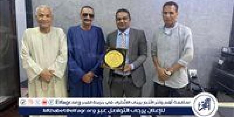 تقديرًا لجهوده.. نقيب الفلاحين بالأقصر يكرم وكيل القوى العاملة بالمحافظة